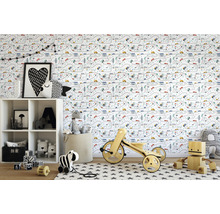 Chambre d''enfant avec un papier peint blanc avec des motifs de rues, de voitures et de maisons, une étagère blanche, des jouets et un tapis avec des motifs d''étoiles