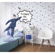 Chambre d''enfant avec papier peint sur le thème de l''espace, lit, table de chevet et fauteuil