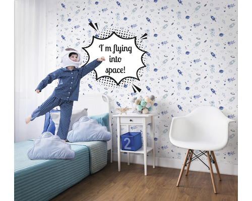 Chambre d''enfant avec papier peint sur le thème de l''espace, lit, table de chevet et fauteuil