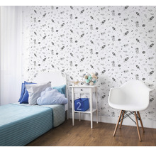 Chambre d''enfant décorée avec papier peint sur le thème de l''espace, lit, table de chevet et chaise