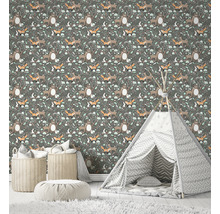 Pièce avec papier peint animaux de la forêt, tipi, paniers et tapis