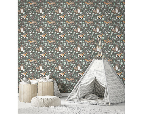 Pièce avec papier peint animaux de la forêt, tipi, paniers et tapis