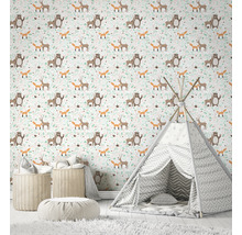 Chambre d''enfant avec tipi, paniers de rangement et papier peint à motifs d''animaux