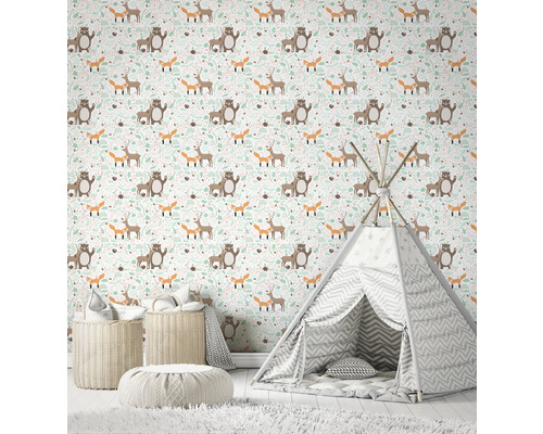 Chambre d''enfant avec tipi, paniers de rangement et papier peint à motifs d''animaux