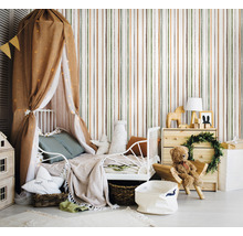 Chambre d''enfant avec lit, baldaquin, commode et papier peint rayé pour une ambiance cosy