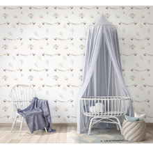 Chambre d''enfant avec lit de bébé, chaise et papier peint à motifs avec guirlandes festives et animaux