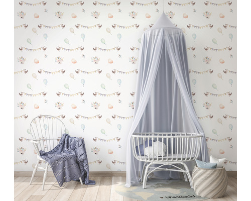Chambre d''enfant avec lit de bébé, chaise et papier peint à motifs avec guirlandes festives et animaux