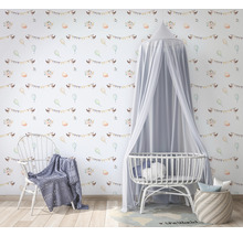 Chambre d''enfant décorée avec lit de bébé, chaise et papier peint à motifs