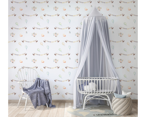 Chambre d''enfant décorée avec lit de bébé, chaise et papier peint à motifs