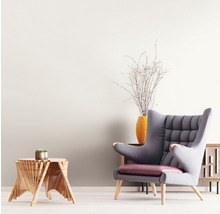 Wohnzimmer mit Sessel, Beistelltisch und Dekoration