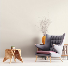 Wohnzimmer mit Sessel, Beistelltisch und Dekoration