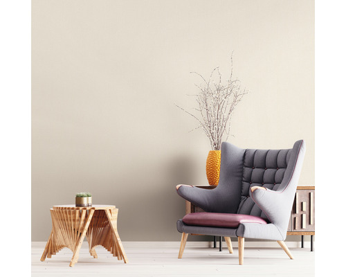 Wohnzimmer mit Sessel, Beistelltisch und Dekoration