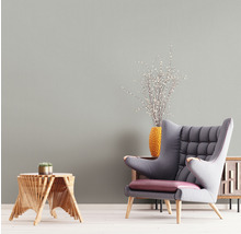 Wohnzimmer mit Sessel, Beistelltisch und Dekoration