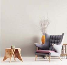 Wohnzimmer mit Sessel, Beistelltisch und Dekoration