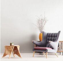 Wohnzimmer mit Ohrensessel, Beistelltisch und Dekoration