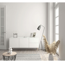 Helles Wohnzimmer mit Kommode, Stehlampe und Dekoration