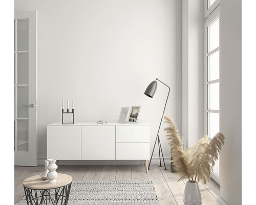 Helles Wohnzimmer mit Kommode, Stehlampe und Dekoration