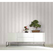 Gestripte Tapete im Wohnzimmer mit Anrichte und Bonsai-Bäumen.