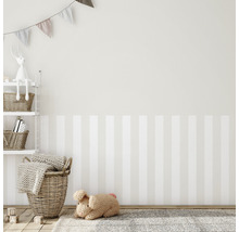 Kinderzimmer mit Spielzeug, Regal und gestreifter Wand