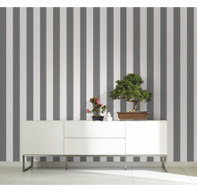 Zimmer mit gestreifter Tapete und weissem Sideboard