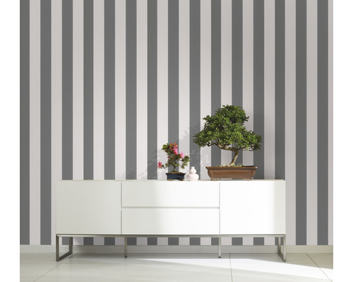 Zimmer mit gestreifter Tapete und weissem Sideboard