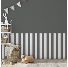 Kinderzimmer mit Wandstreifen, Spielzeugregal und Dekoration