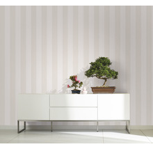 Modernes Zimmer mit gestreifter Tapete, weissem Sideboard und Bonsai Pflanzen