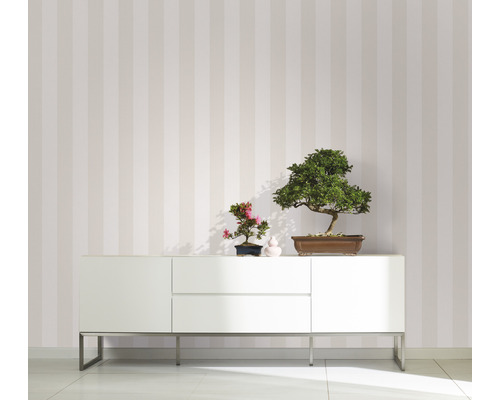 Modernes Zimmer mit gestreifter Tapete, weissem Sideboard und Bonsai Pflanzen