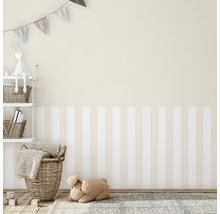 Kinderzimmer mit Regal, Spielzeug und gestreifter Wand