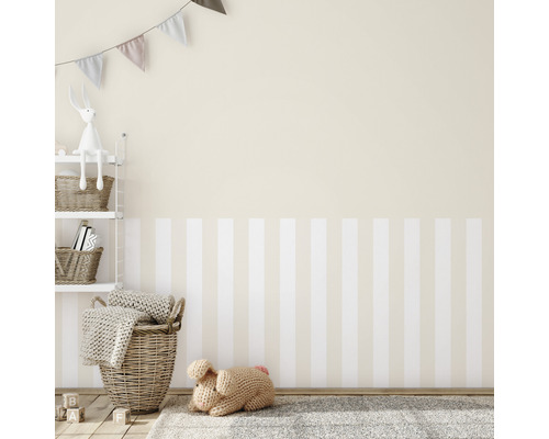 Kinderzimmer mit Regal, Spielzeug und gestreifter Wand