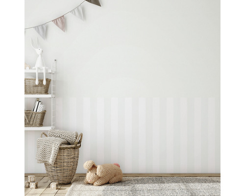 Helles Kinderzimmer mit Dekoration und Spielzeug