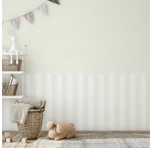 Kinderzimmer mit gestreifter Tapete, Spielzeug und Dekorationen.