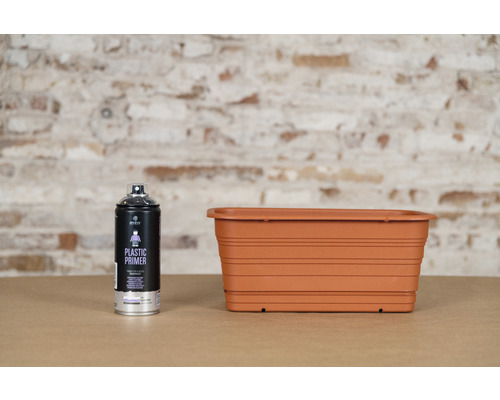 Bombe d''apprêt pour plastique et jardinière en plastique