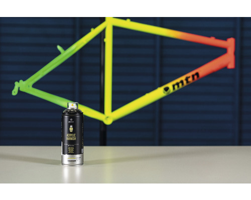 Bombe de laque acrylique devant un cadre de vélo