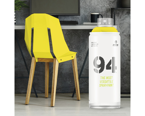 Gelber Stuhl neben einer Spraydose.