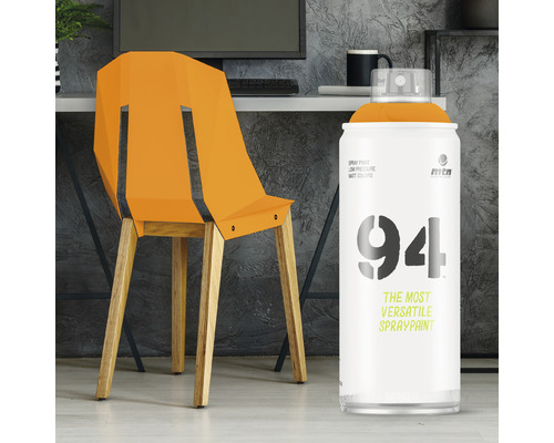 Szene mit einer Dose Montana 94 Sprühfarbe und einem Stuhl