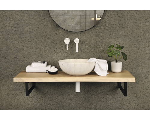 Badezimmer Waschtisch mit Spiegel, Armaturen, Handtüchern und Dekoration auf Holzablage