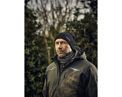 Homme portant un bonnet, un cache-cou et une veste de travail à l''extérieur