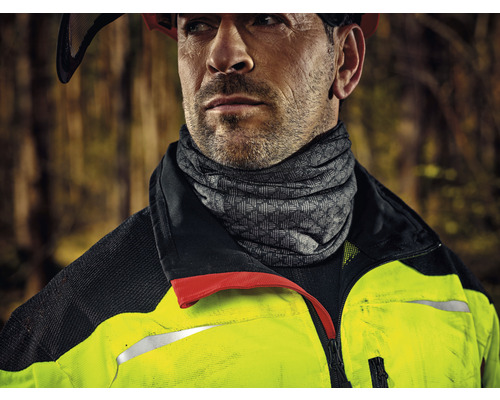 Homme avec veste forestière et foulard multifonctionnel