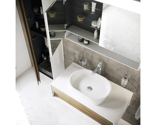 Modernes Badezimmer mit Waschtisch, Aufsatzwaschbecken und Spiegelschrank zur Aufbewahrung von Badutensilien