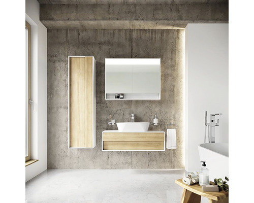 Modernes Badezimmer mit Waschtisch, Spiegelschrank und Hochschrank