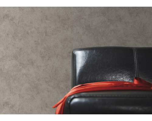 Gros plan d''un mur gris avec un fauteuil en cuir noir et un tissu rouge