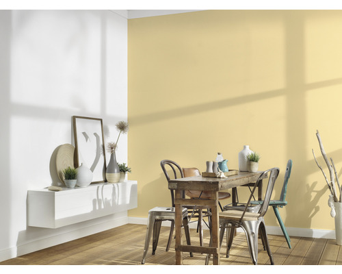 Salle à manger avec table en bois, chaises en métal et étagère murale dans une ambiance lumineuse.