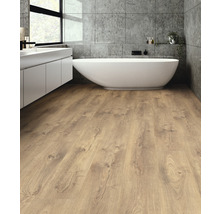 Salle de bain moderne avec baignoire, lavabo et plancher en bois