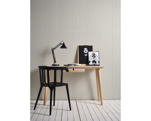 Bureau avec lampe, chaise et décoration dans bureau