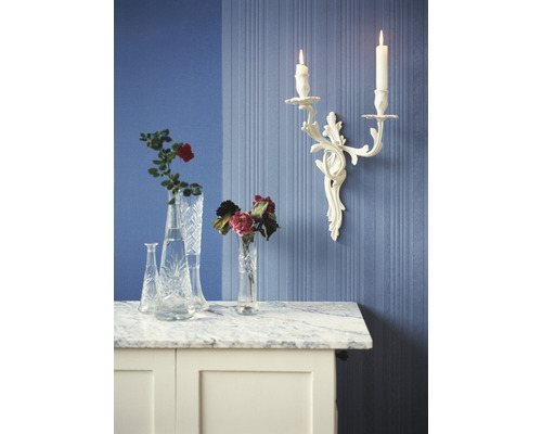 Scène avec des vases de fleurs sur une table en marbre et un bougeoir au mur