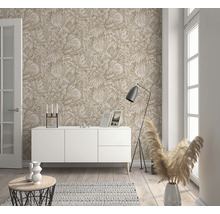 Salon avec papier peint à motifs floraux, commode blanche et décoration