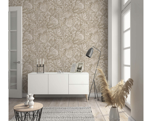 Salon avec papier peint à motifs floraux, commode blanche et décoration