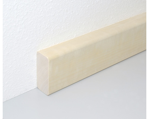 Plinthe en bois sur le mur