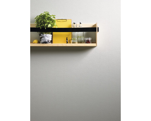 Étagère murale avec plante, verres et décoration